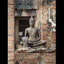 Eine Buddha-Statue aus der Ayutthayazeit vor dem Prang Sam Yot